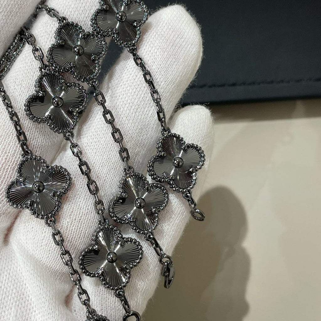 [Glow Jewelry]CLOVER 5 MOTIF BLACK BRACELET