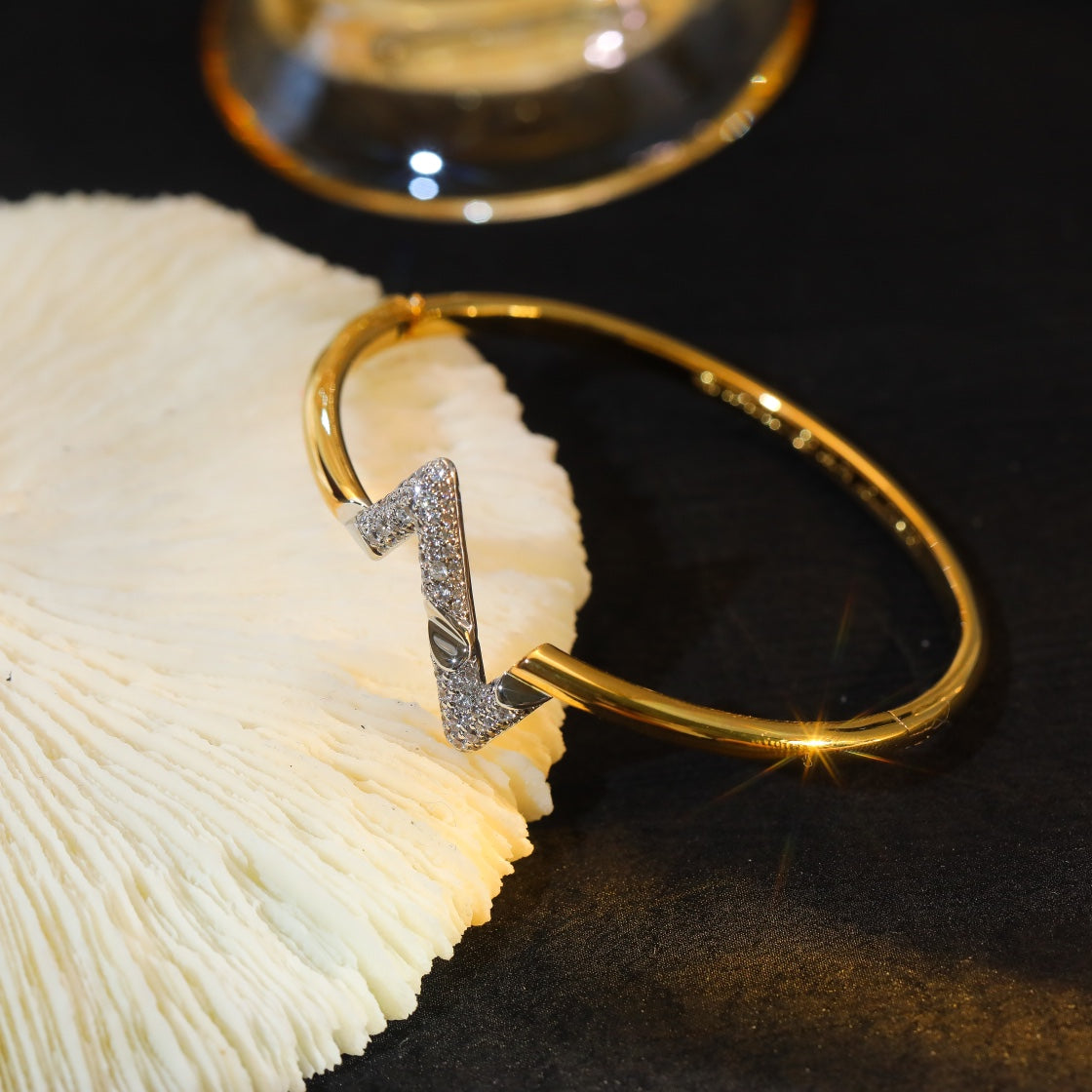 GlowVOLTE UPSITE DOWN GOLD DIAMOND BRACELET