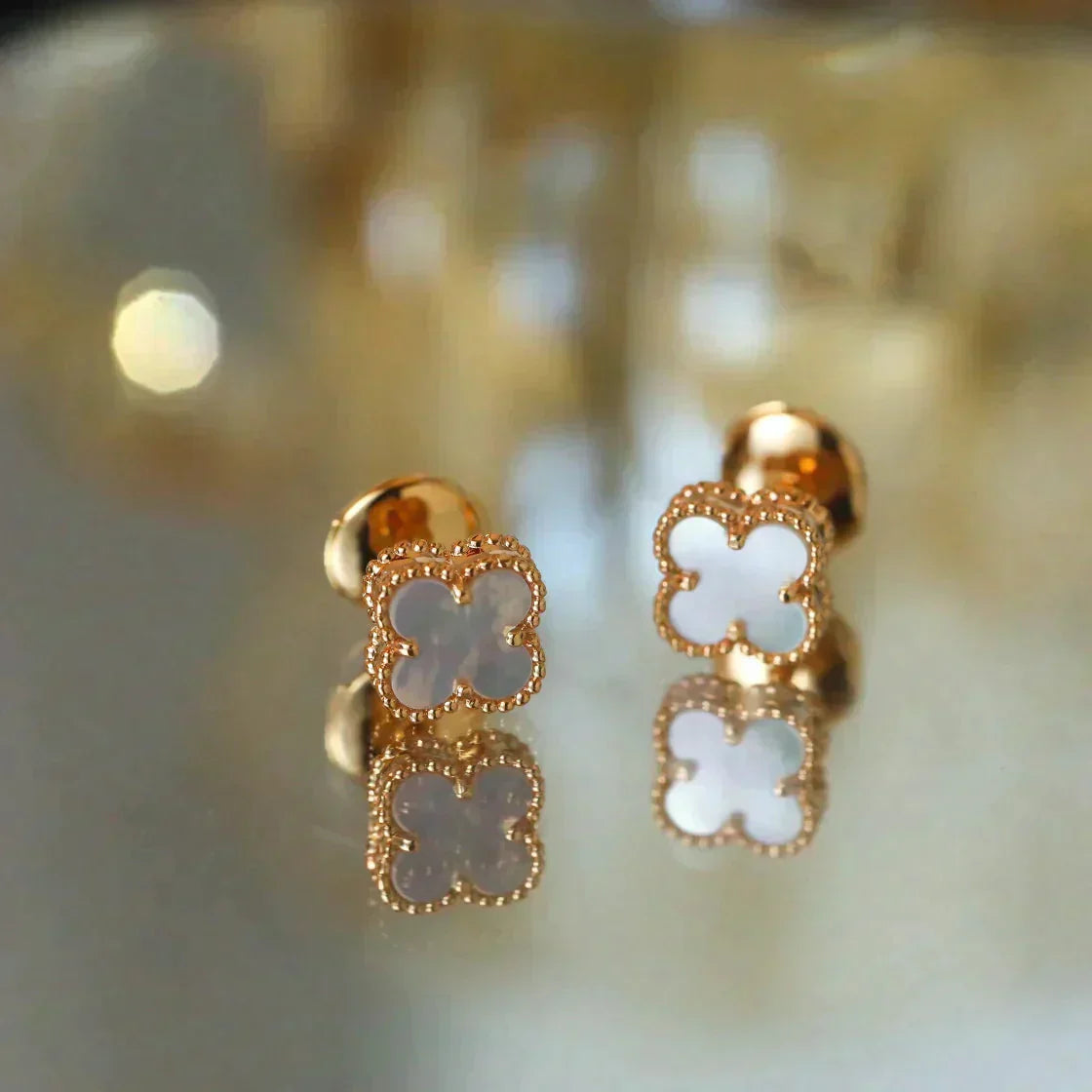 GlowCLOVER MINI 9.5MM WHITE MOP EARRINGS