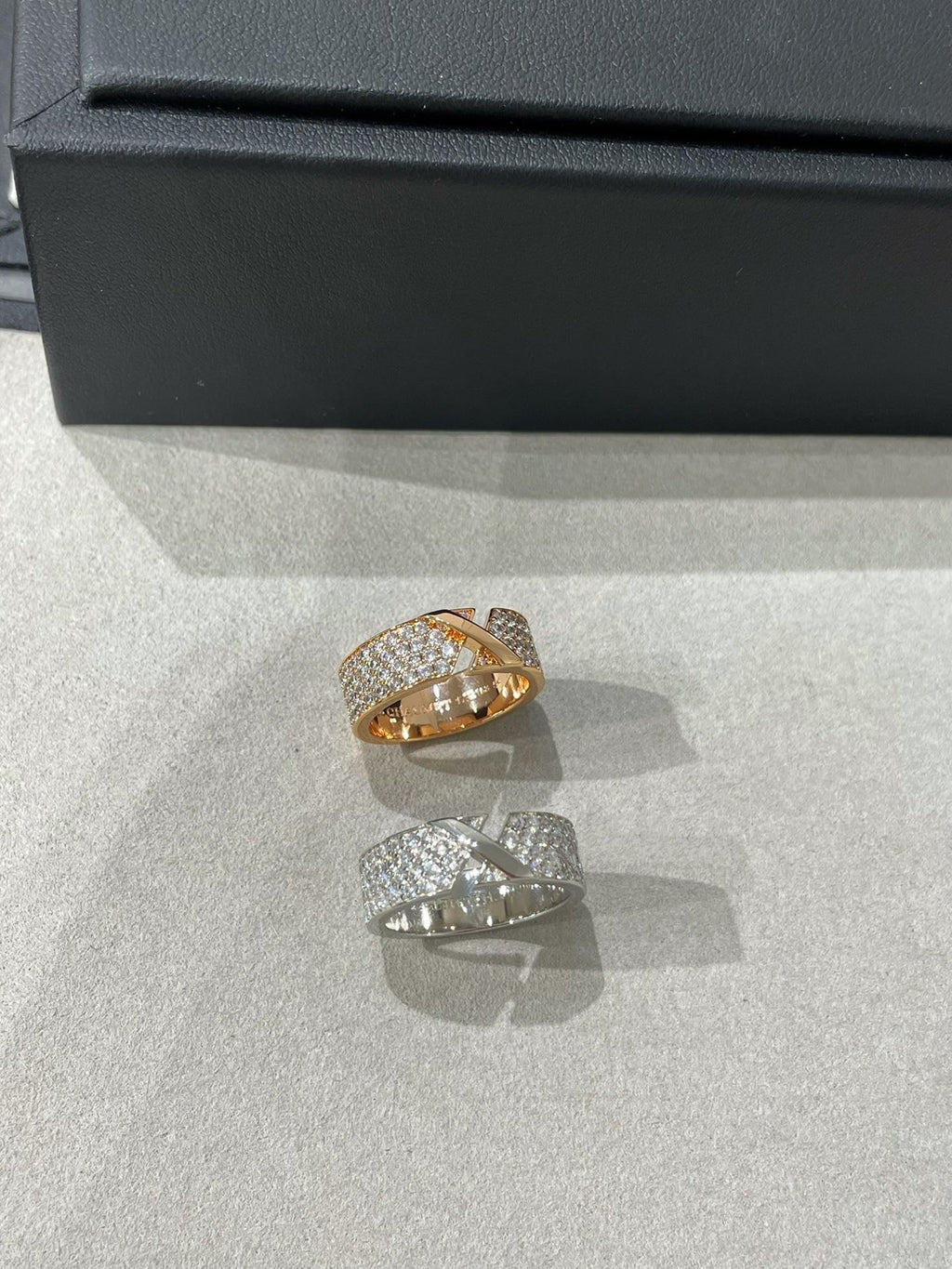 GlowLIENS EVIDENCE  DIAMOND PAVED RING