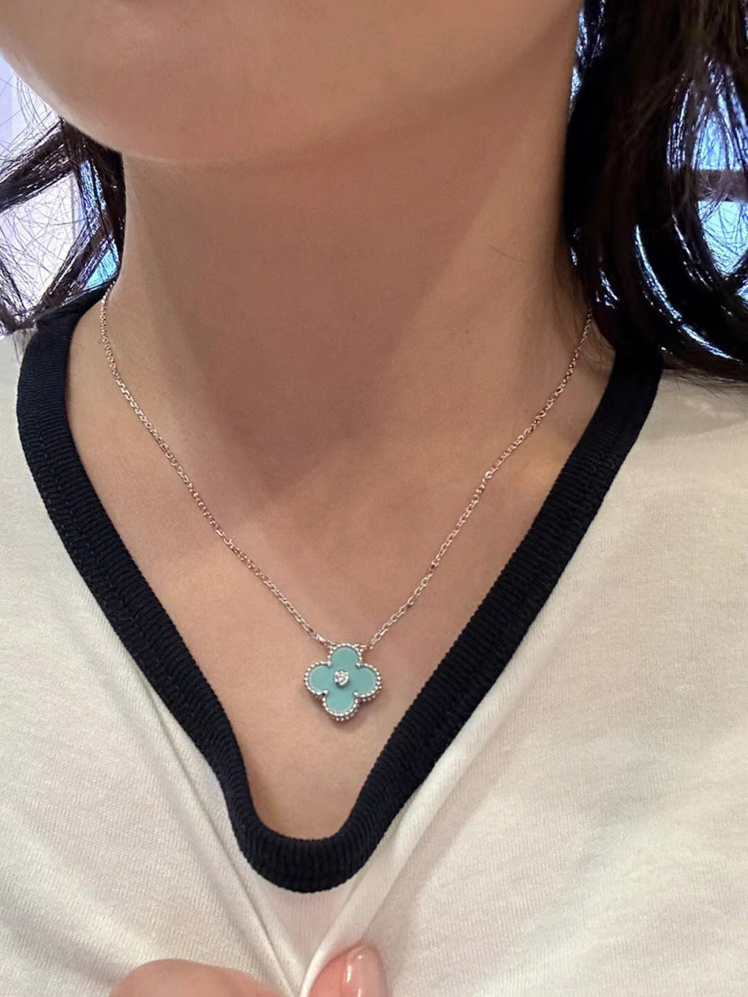 GlowCLOVER 1 DIAMOND LIGHT BLUE SILVER NECKLACE