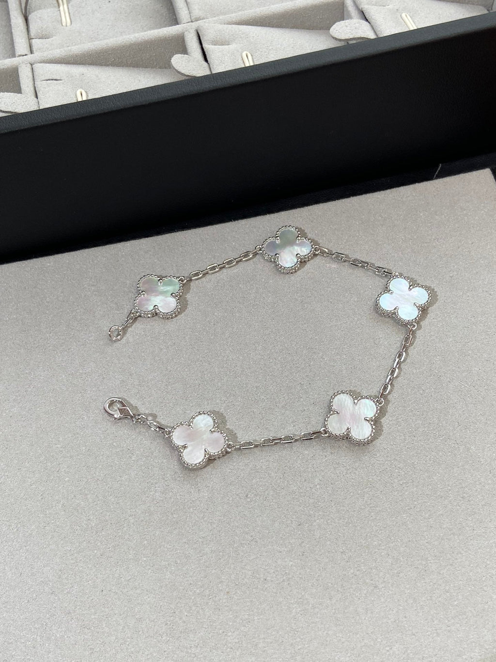 [Glow]New CLOVER WHITE PEARL MOP 5 MOTIF BRACELET COLLECTION