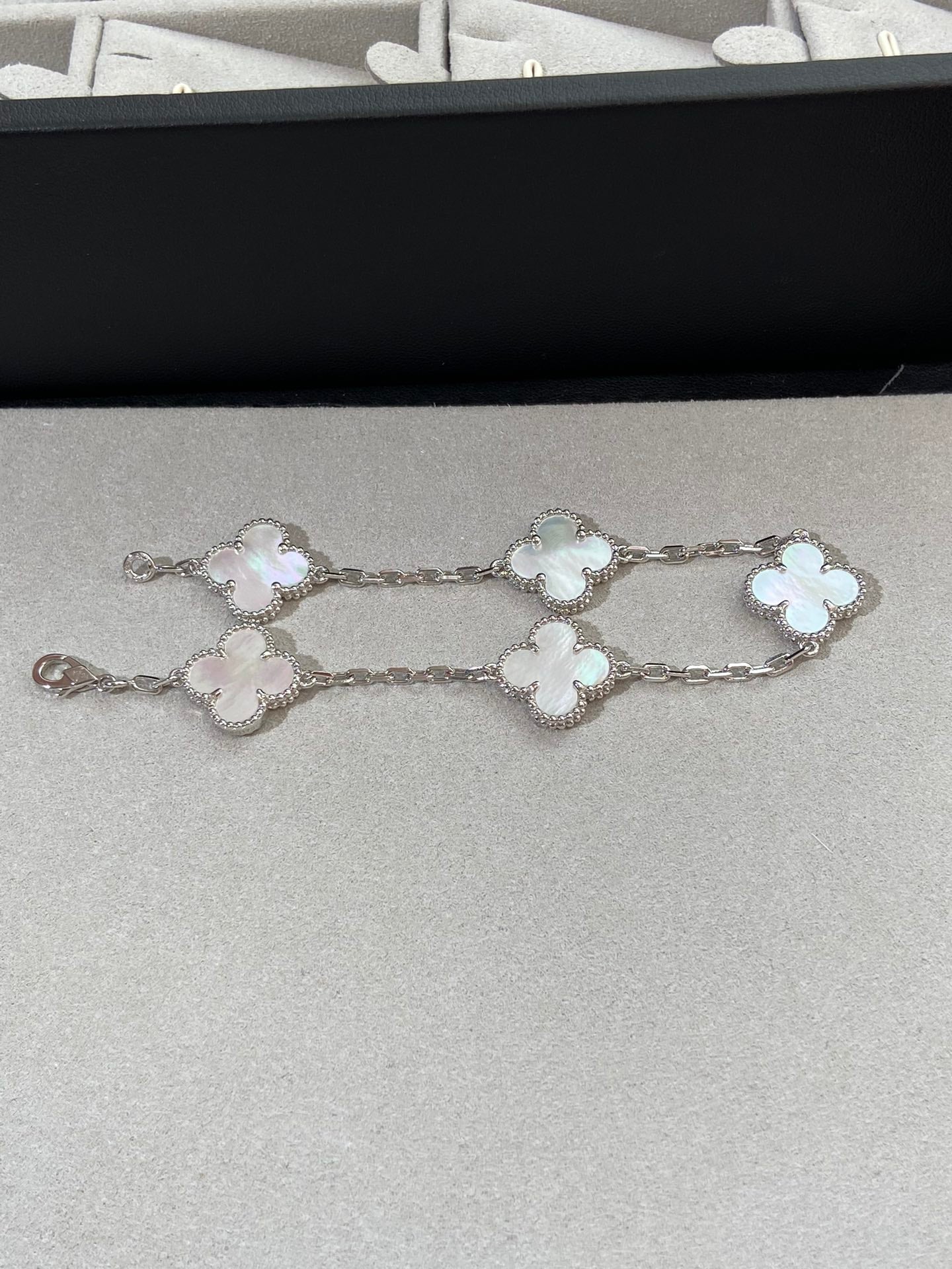 [Glow Jewelry]CLOVER WHITE PEARL MOP 5 MOTIF BRACELET COLLECTION
