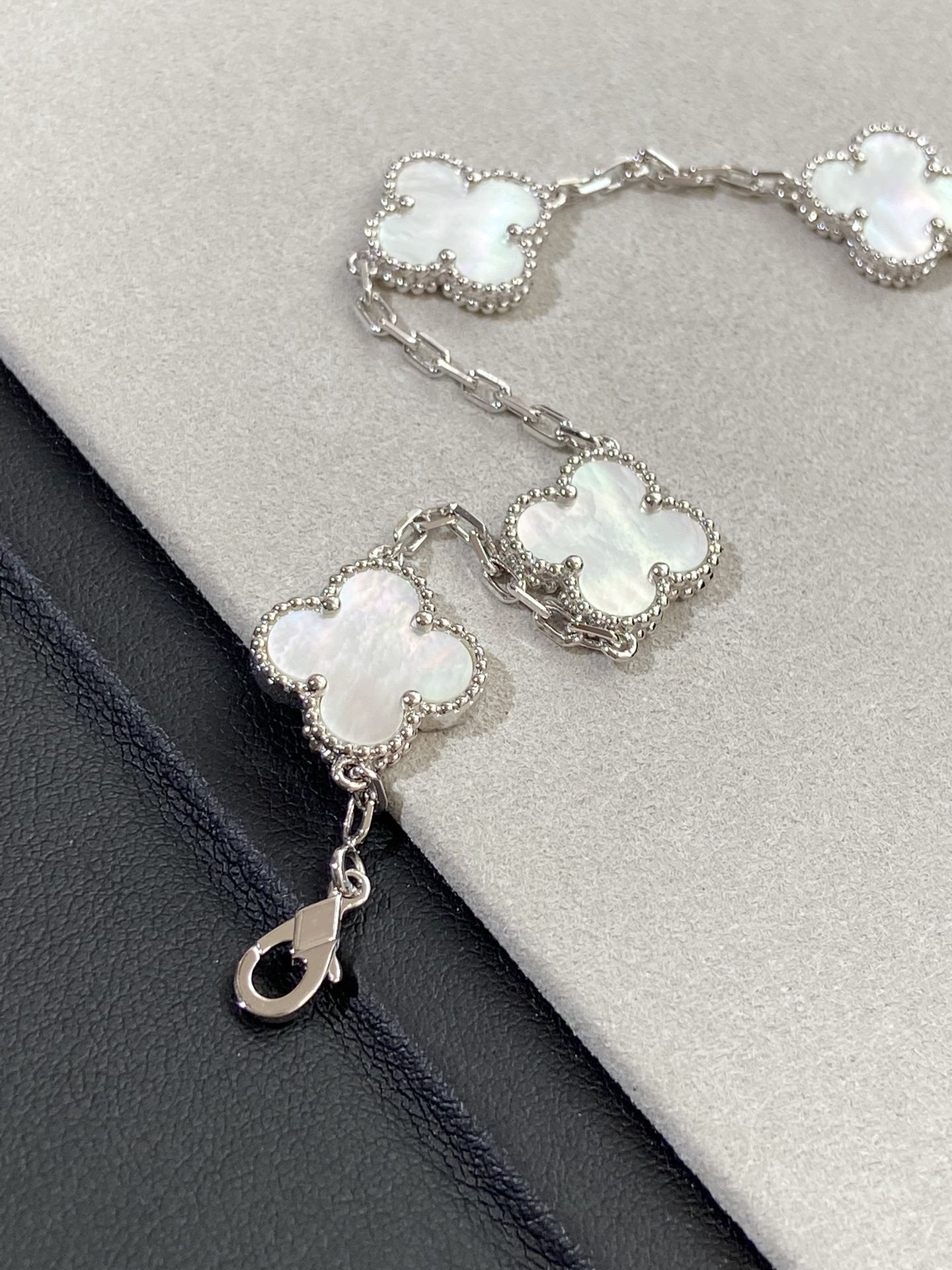 [Glow]New CLOVER WHITE PEARL MOP 5 MOTIF BRACELET COLLECTION