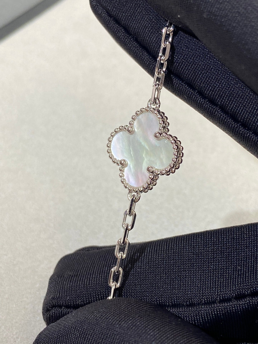 [Glow]New CLOVER WHITE PEARL MOP 5 MOTIF BRACELET COLLECTION