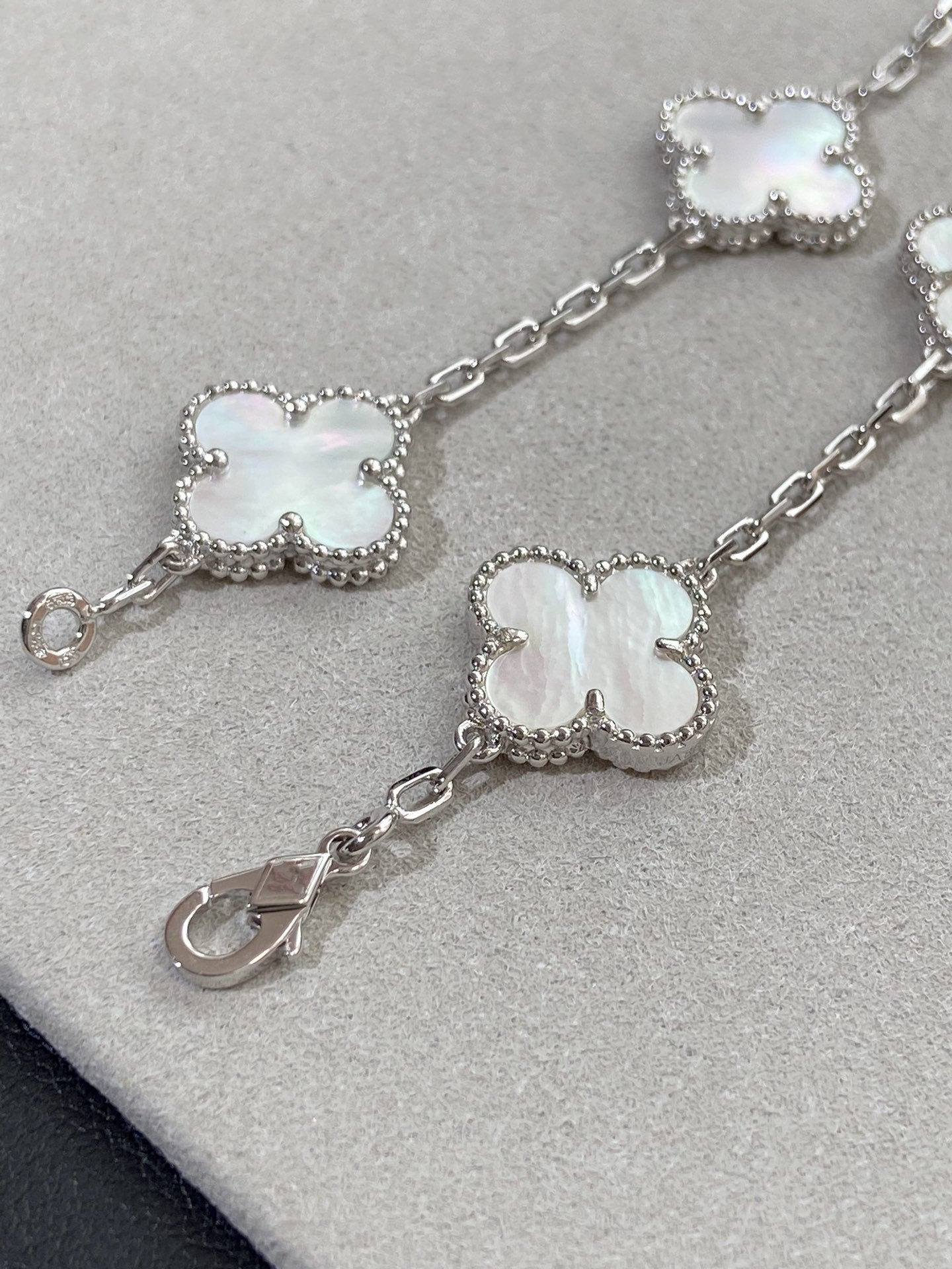 [Glow Jewelry]CLOVER WHITE PEARL MOP 5 MOTIF BRACELET COLLECTION