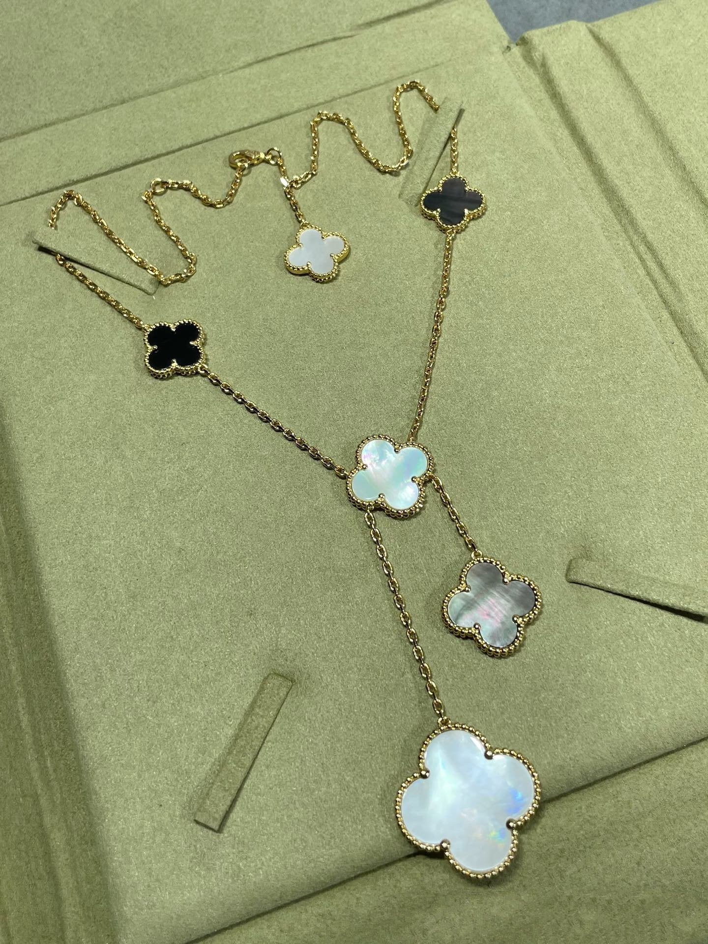 ¡®Glow¡¯CLOVER 6 MOTIF MOP ONYX GOLD NECKLACE