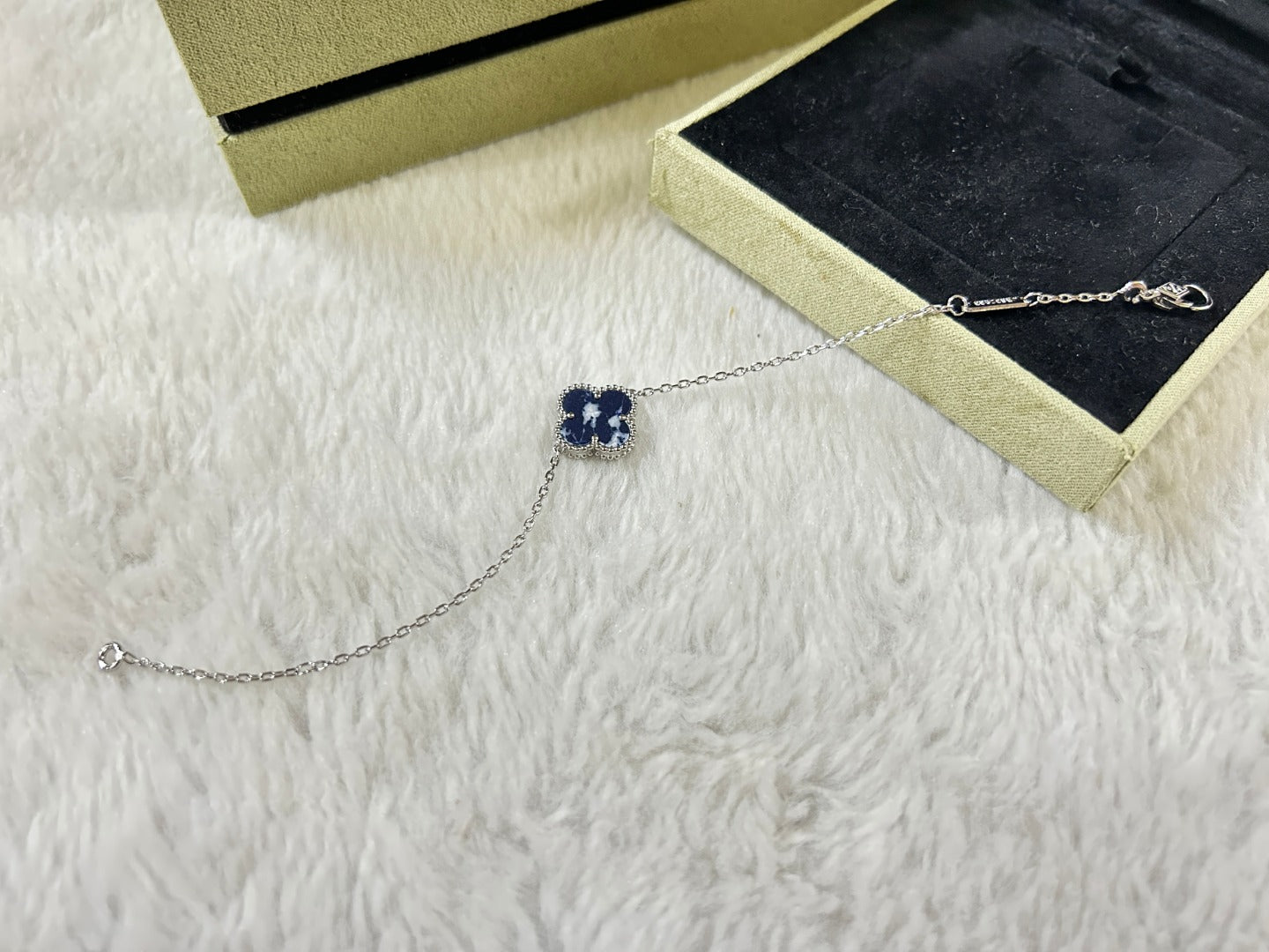 GlowCLOVER 1 MOTIF PIETERSITE BRACELET