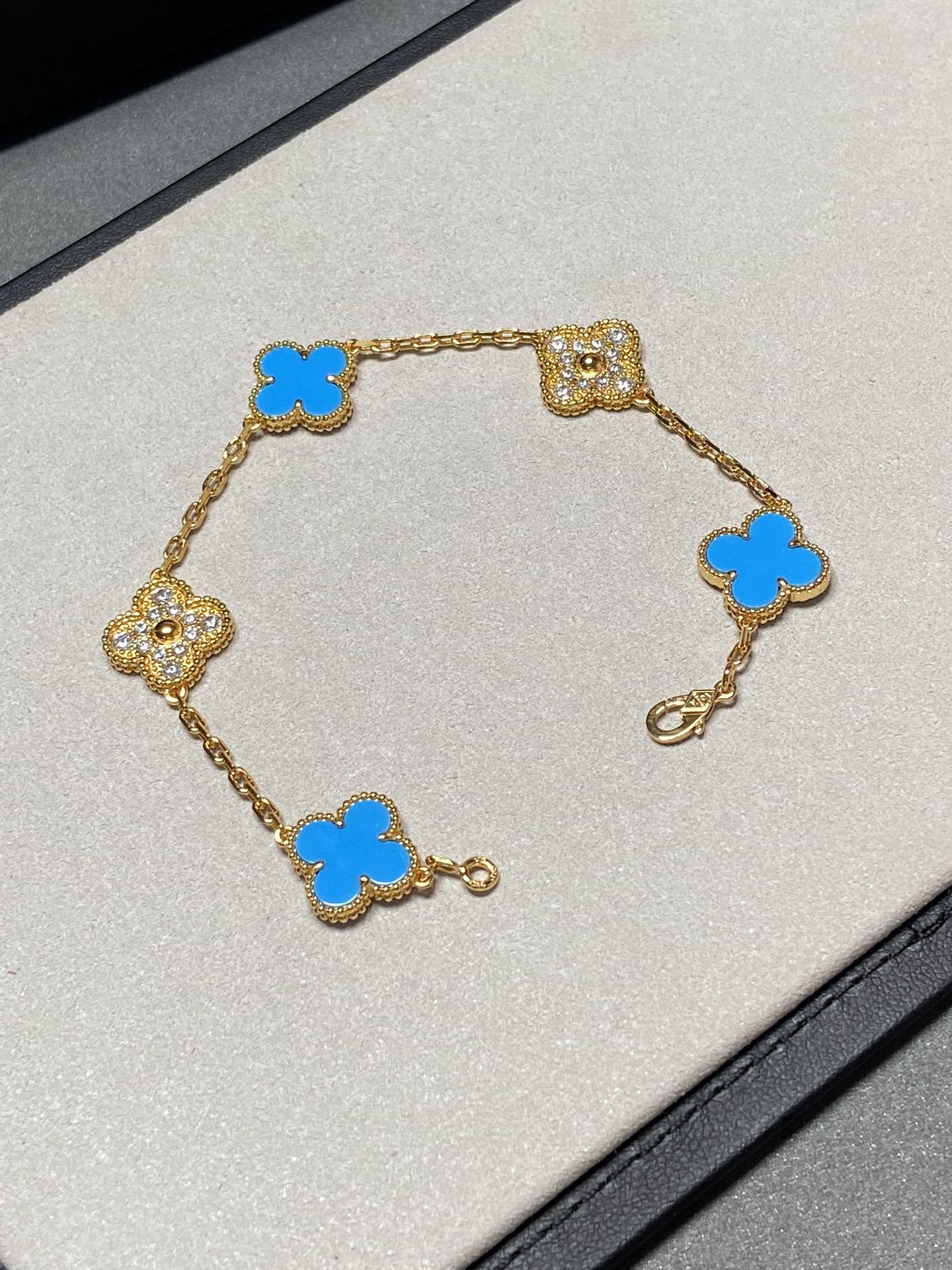 GlowCLOVER 5 MOTIF BLUE CHALCEDONY DIAMOND GOLD BRACELET