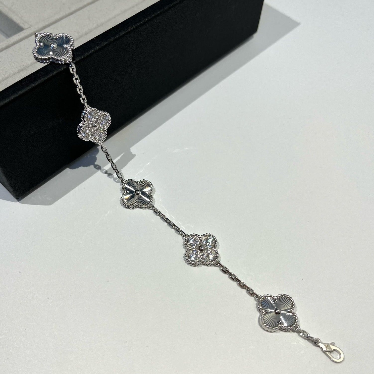 [Glow]New  CLOVER 5 MOTIF LASER BRACELET COLLECTION