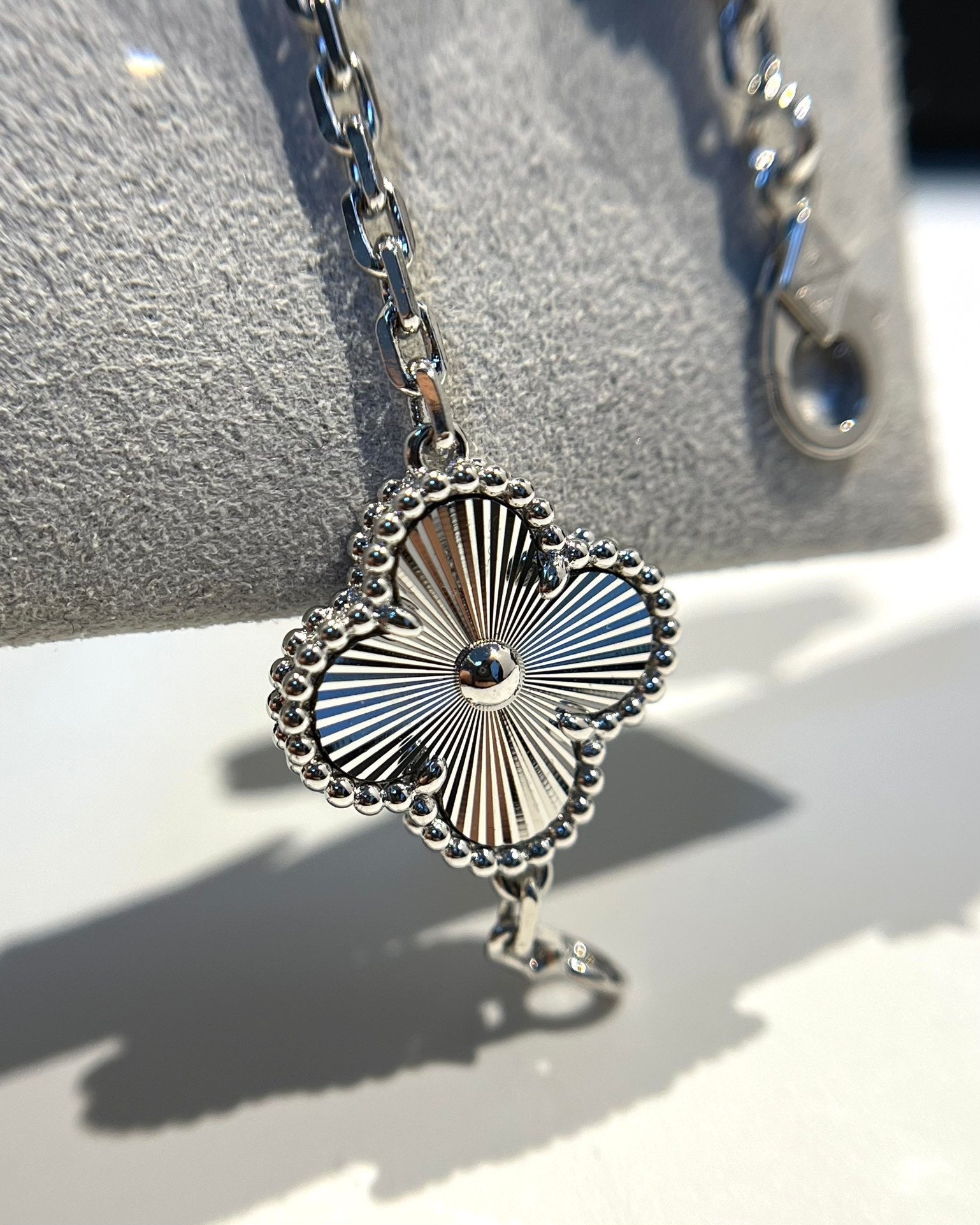 [Glow]New  CLOVER 5 MOTIF LASER BRACELET COLLECTION