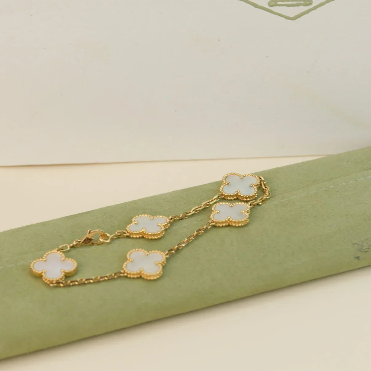 [Glow Jewelry]CLOVER WHITE PEARL MOP 5 MOTIF BRACELET COLLECTION