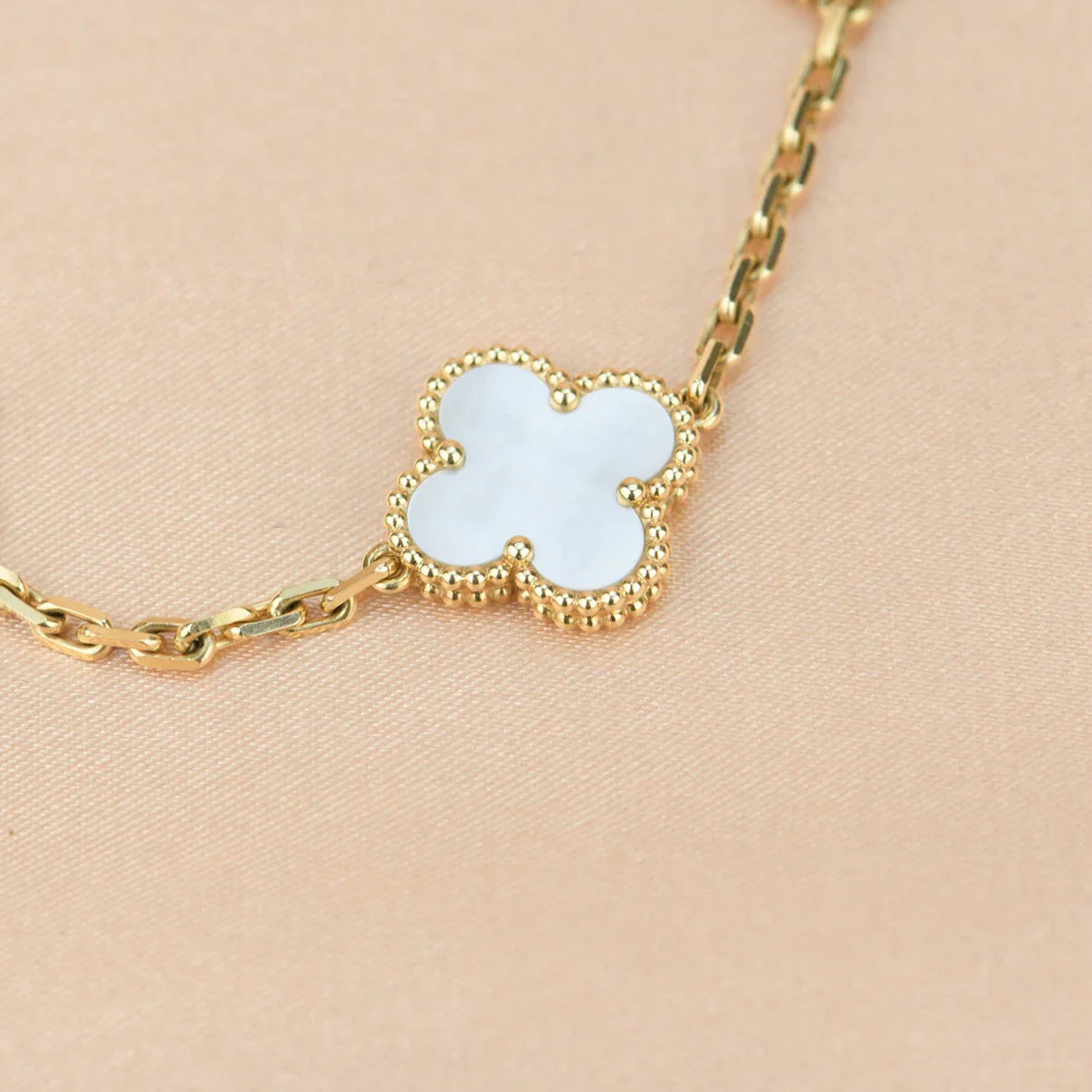 [Glow Jewelry]CLOVER WHITE PEARL MOP 5 MOTIF BRACELET COLLECTION