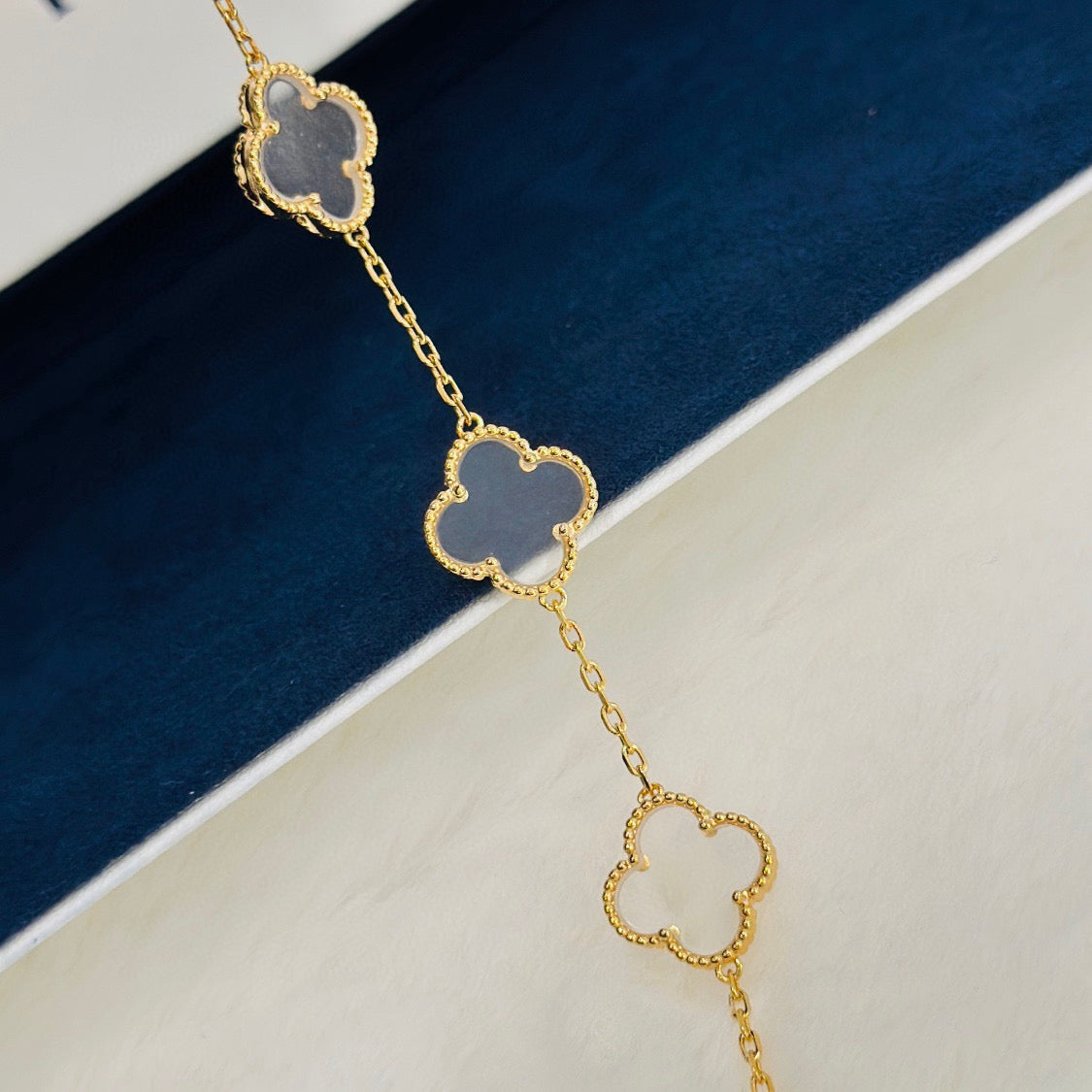 [Glow Jewelry]CLOVER 5 MOTIF ROCK CRYSTAL BRACELET