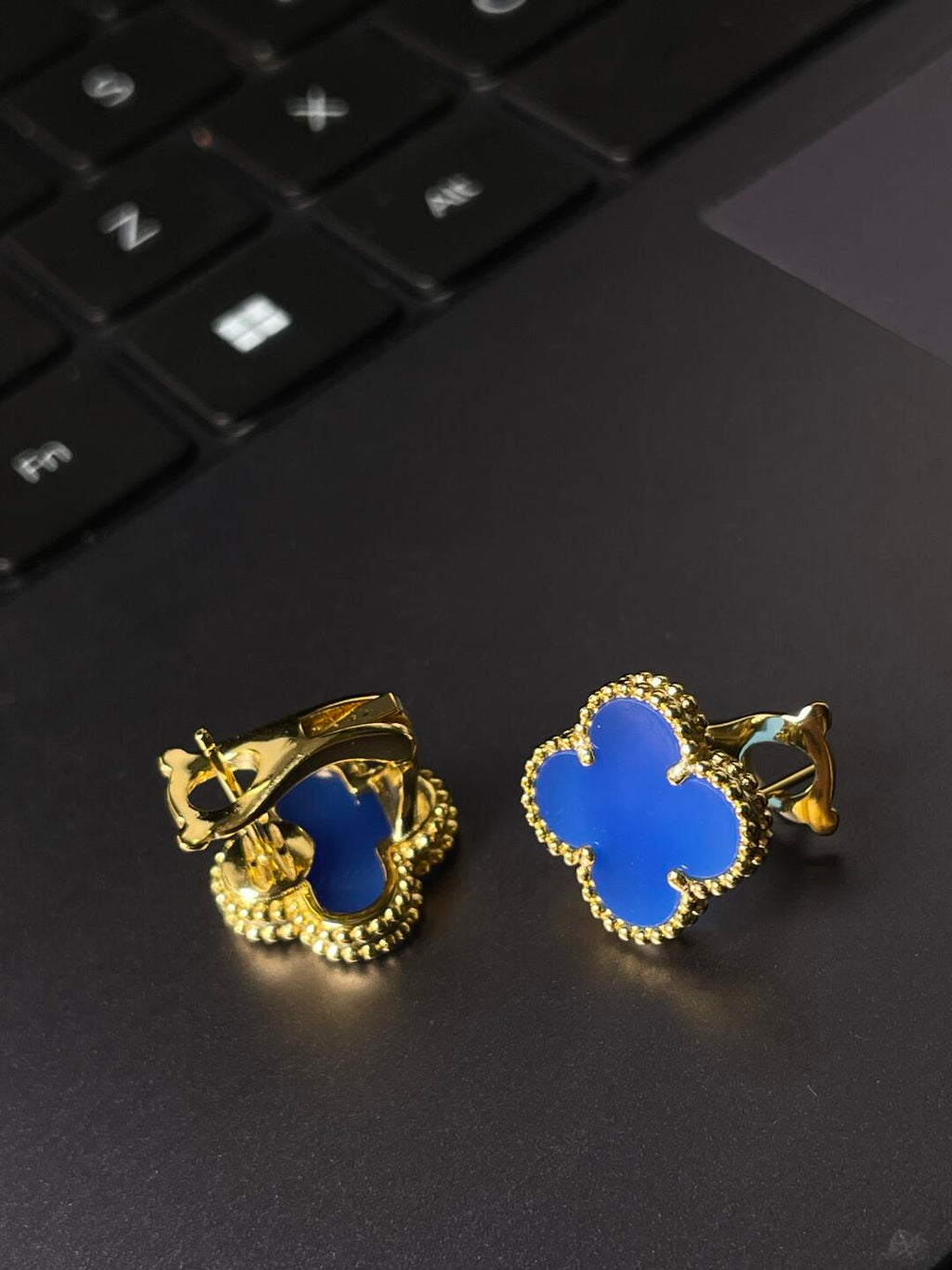 [Glow] CLOVER LARGE (20mm) 1 MOTIFS BLUE MOP STUD EARRINGS