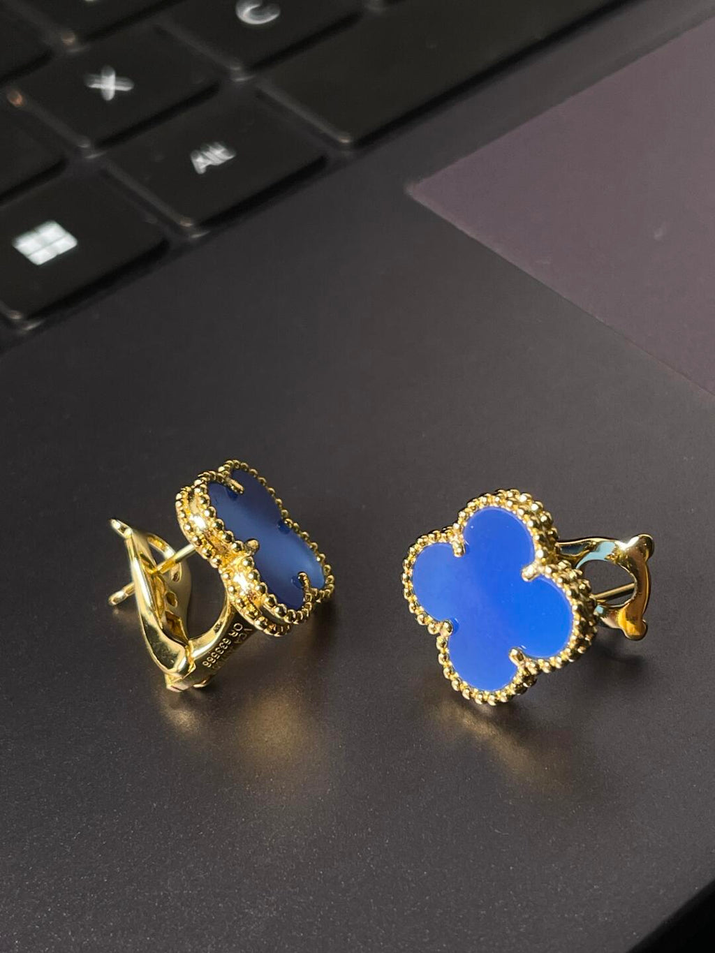 [Glow] CLOVER LARGE (20mm) 1 MOTIFS BLUE MOP STUD EARRINGS