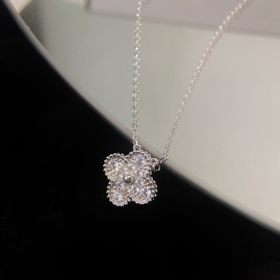 GlowCLOVER 15MM DIAMOND SINGLE FLOWER NECKLACE