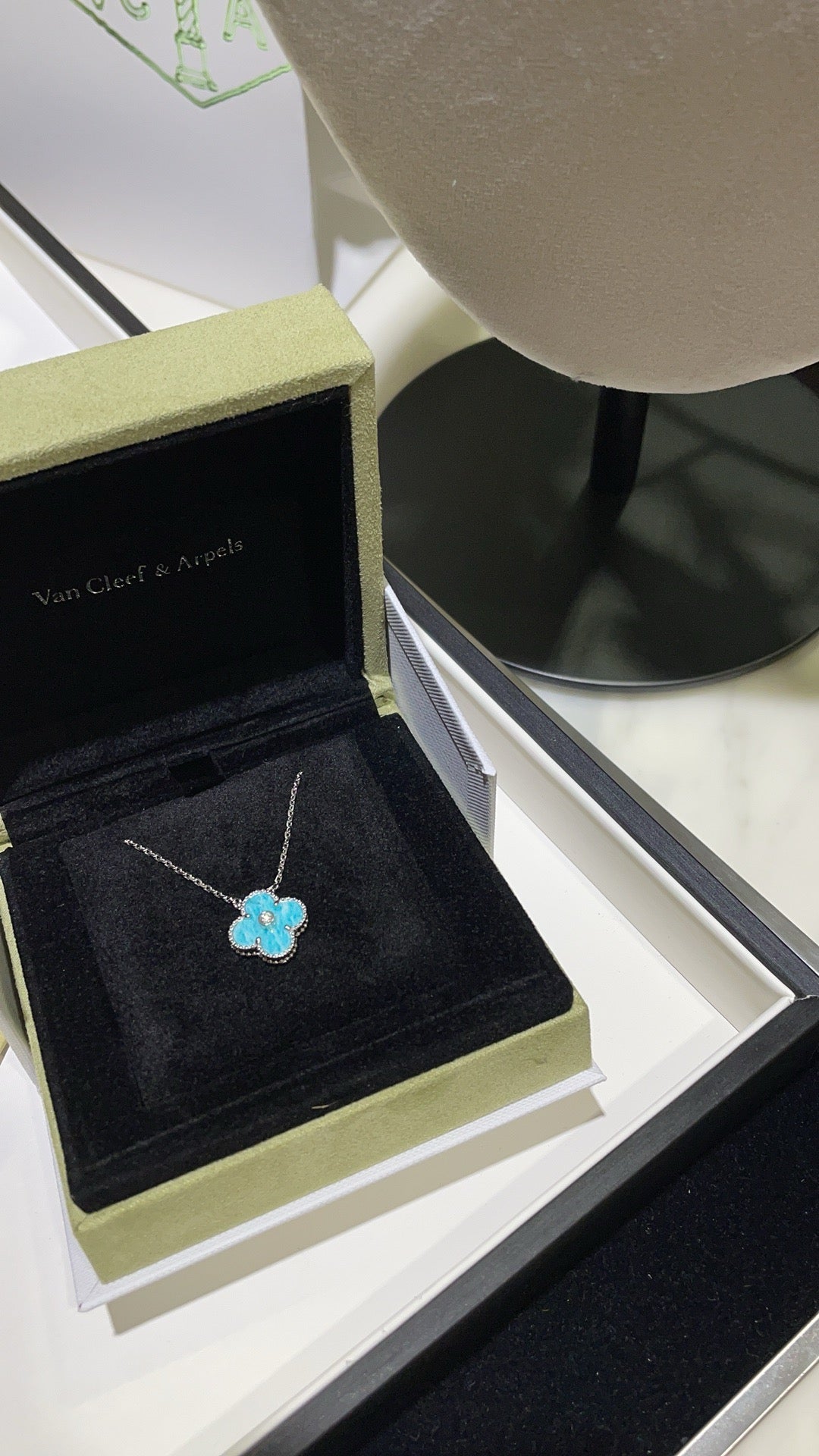 GlowCLOVER 15MM DIAMOND SVRES PORCELAIN  NECKLACE SILVER