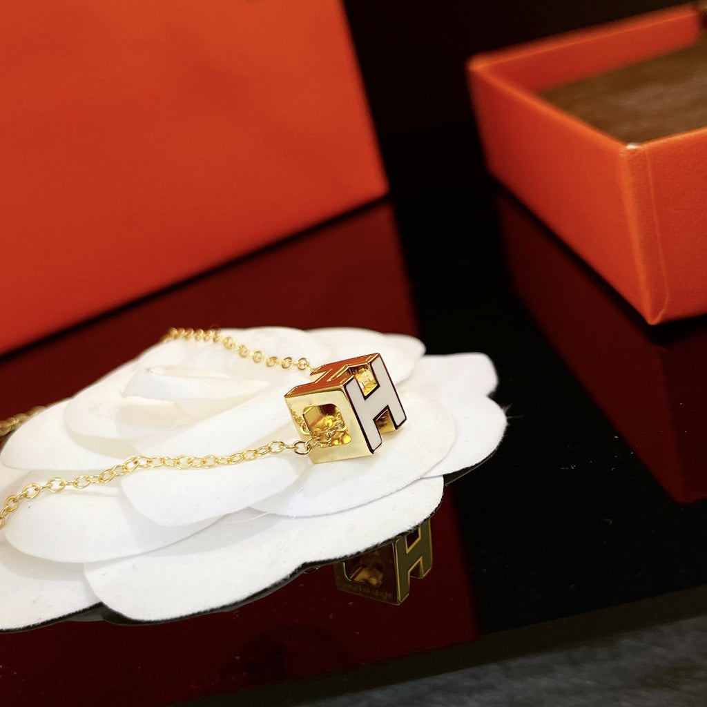 GlowH WHITE SQUARE GOLD NECKLACE