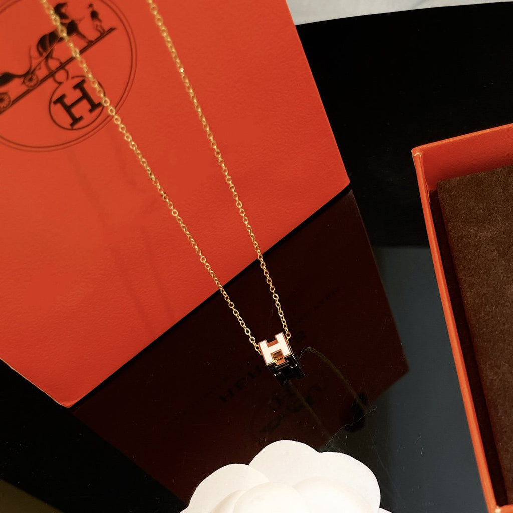 GlowH WHITE SQUARE GOLD NECKLACE
