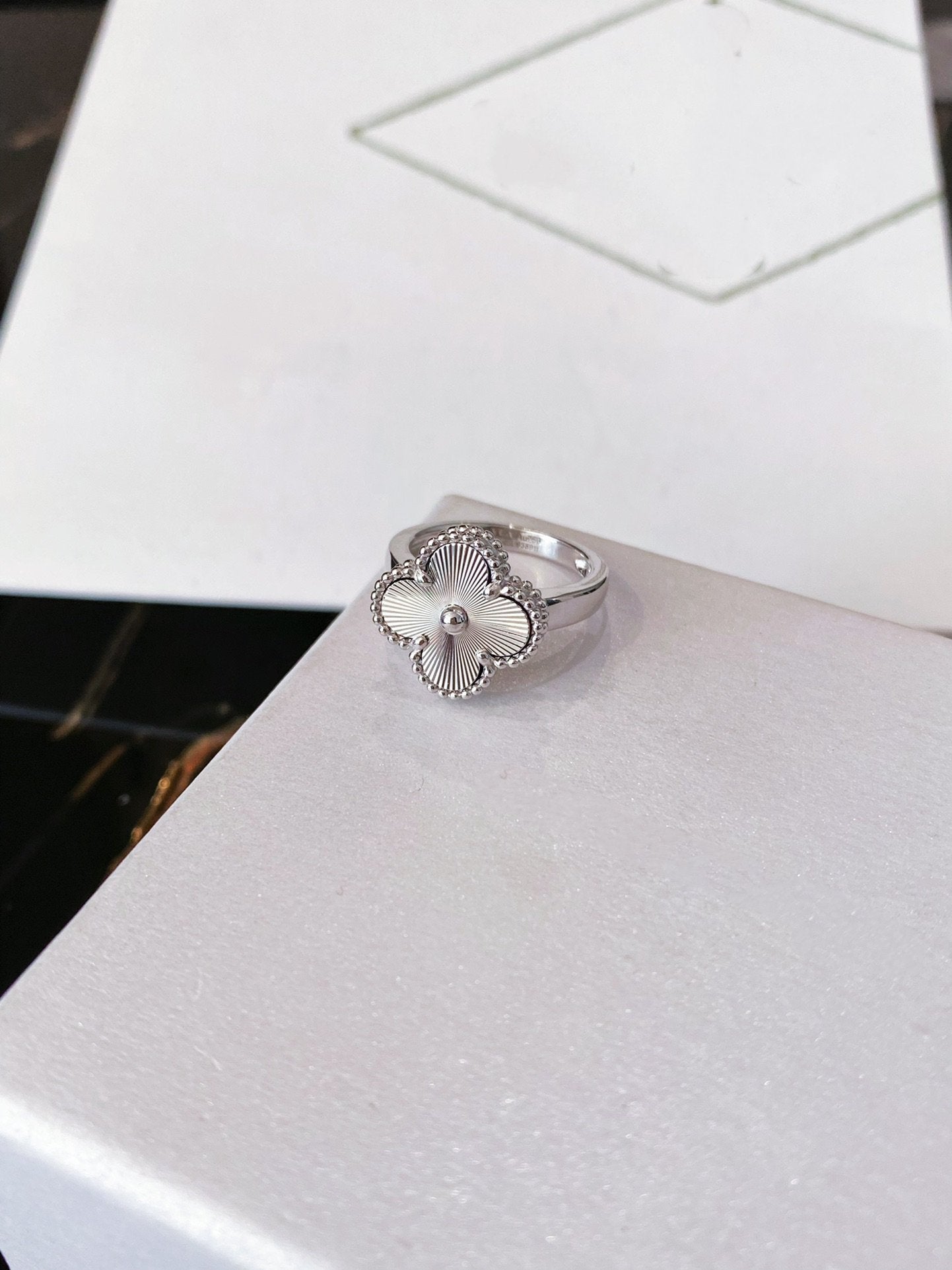 ¡®Glow¡¯CLOVER SILVER RING