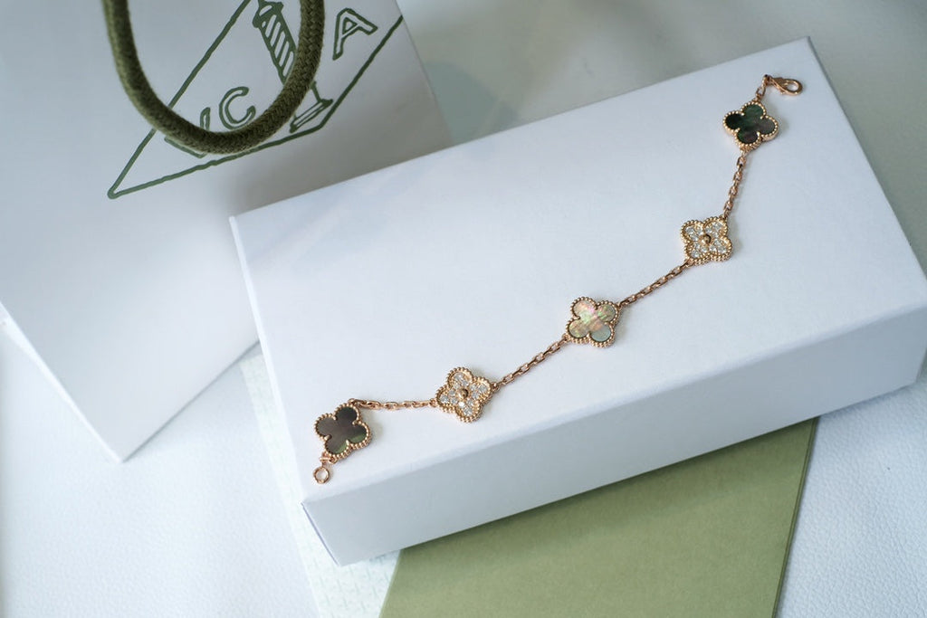 [Glow Jewelry] CLOVER 5 MOTIF GRAY MOP BRACELET COLLECTION