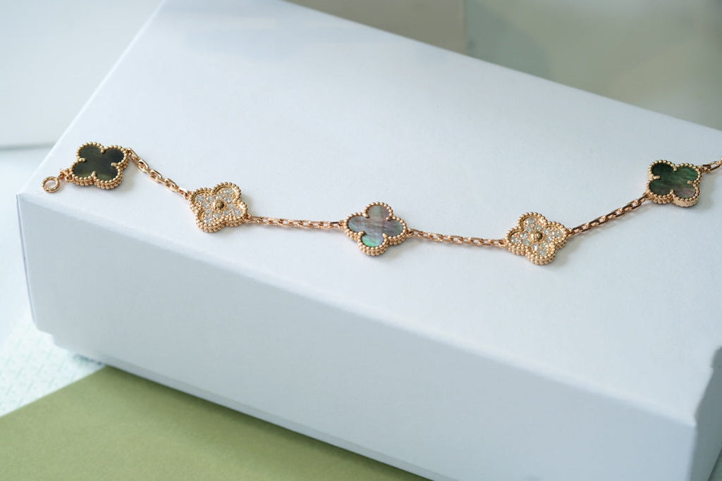 [Glow]New  CLOVER 5 MOTIF GRAY MOP BRACELET COLLECTION