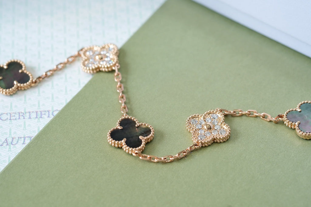 [Glow Jewelry] CLOVER 5 MOTIF GRAY MOP BRACELET COLLECTION