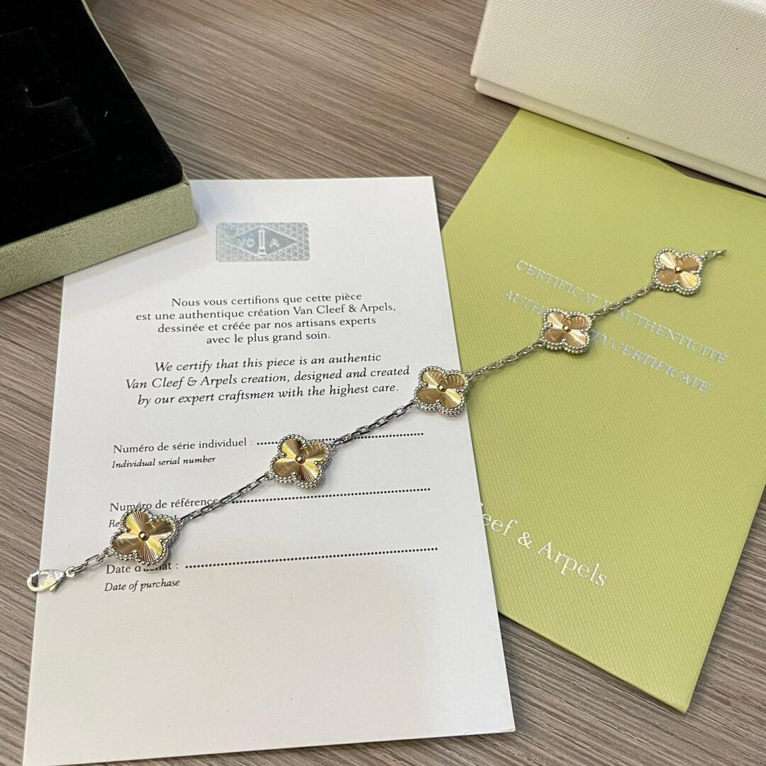 [Glow]CLOVER  5 MOTIFS  CHRISTMAS LIMITED EDITION BRACELET