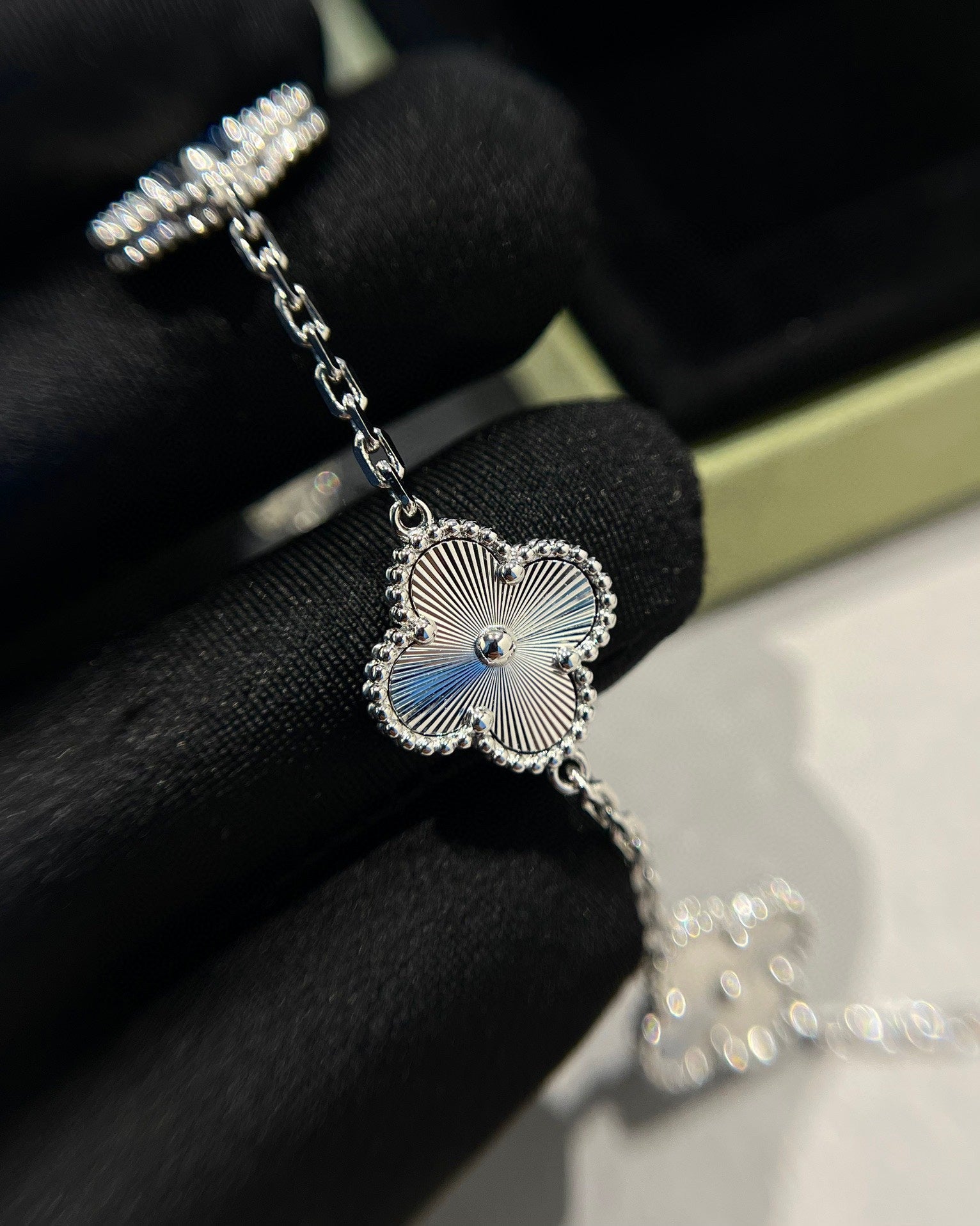 [Glow]New  CLOVER 5 MOTIF LASER BRACELET COLLECTION