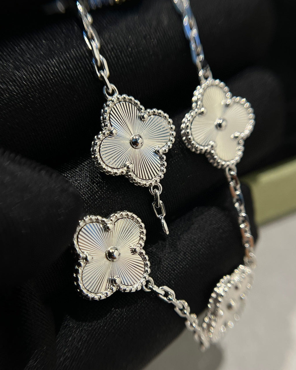 [Glow]New  CLOVER 5 MOTIF LASER BRACELET COLLECTION