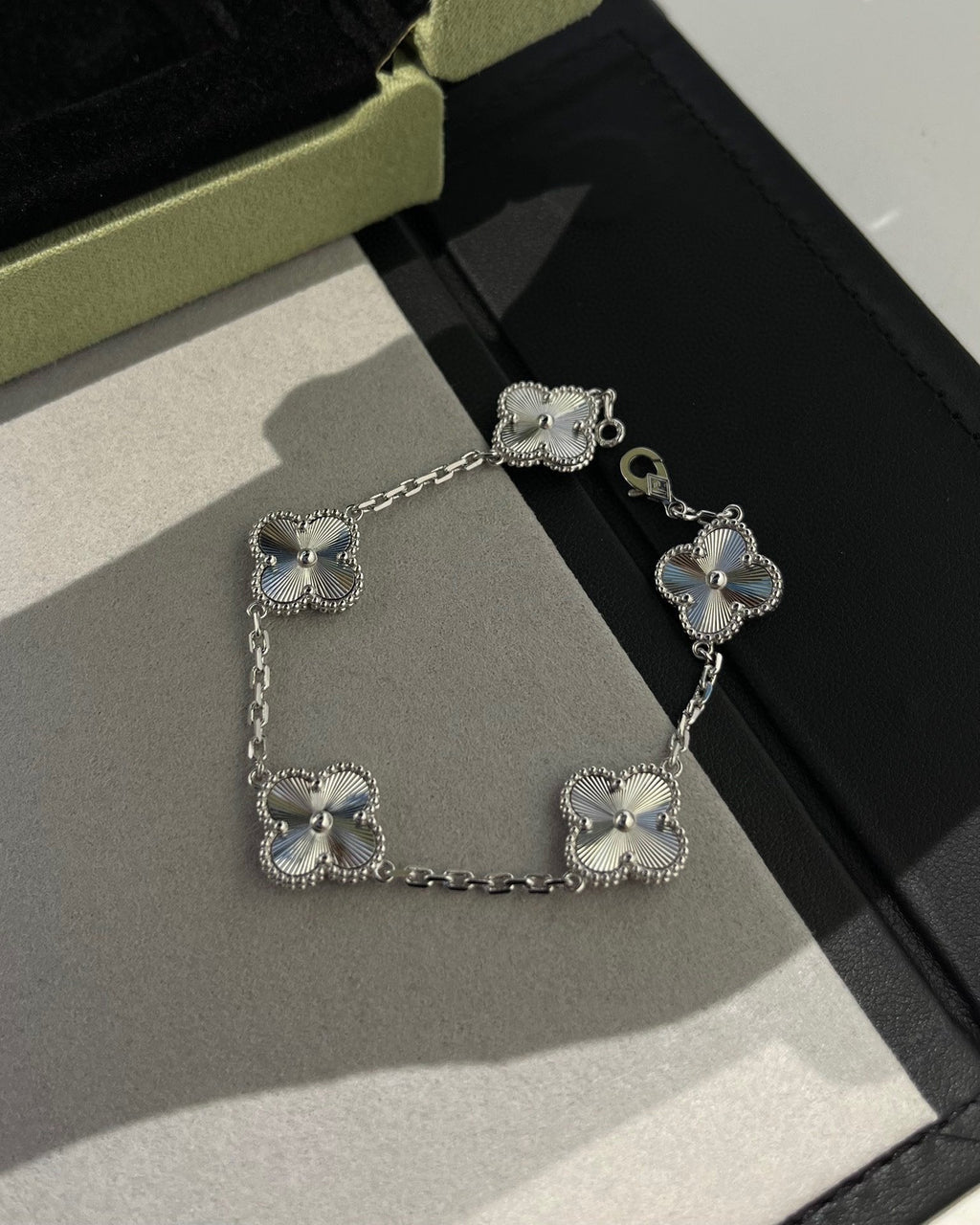 [Glow Jewelry] CLOVER 5 MOTIF LASER BRACELET COLLECTION